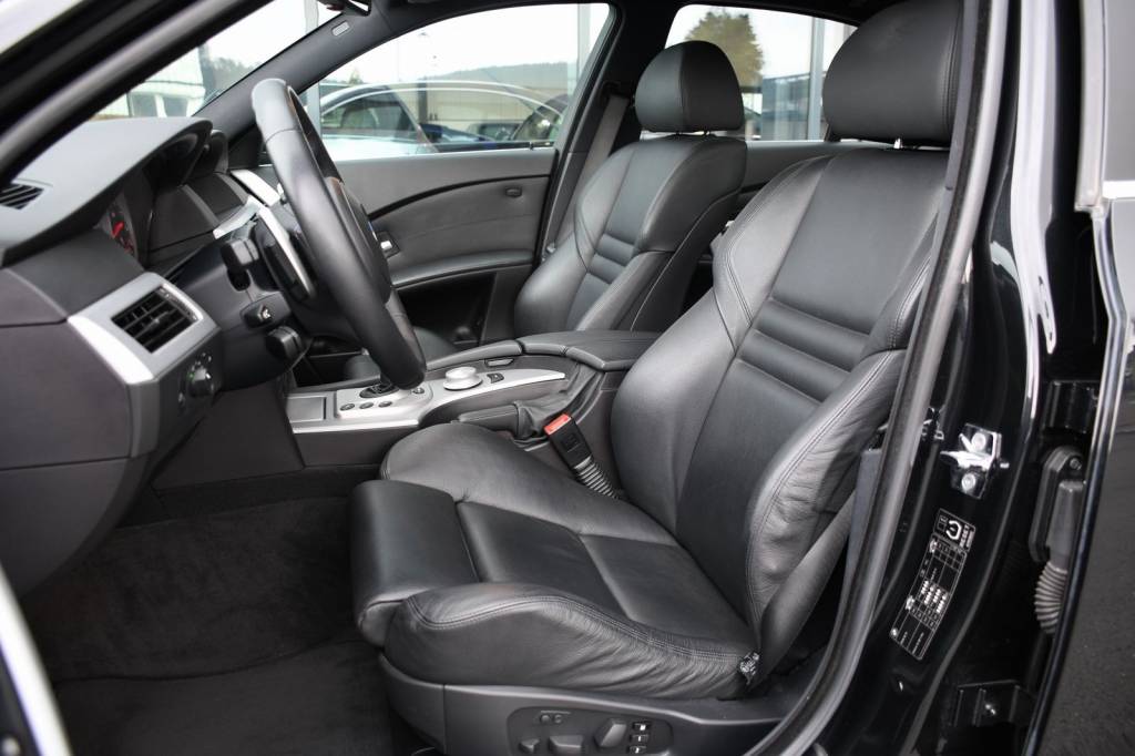 How Special Is E60 M5 V10 Interior ? Better Than Standard Car ? 